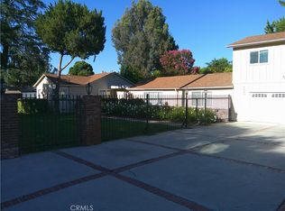 5430 Woodlake Ave, Woodland Hills, CA 91367