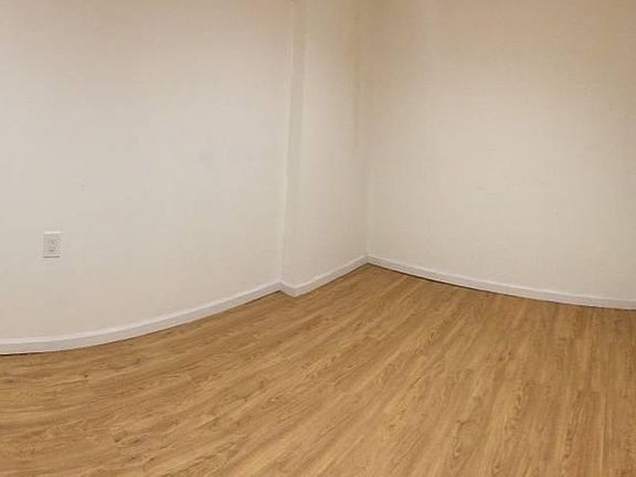 4th image of 5925 163rd St Floor 1