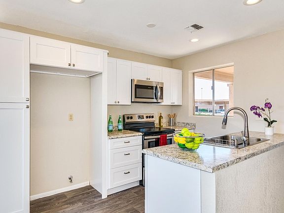 2nd image of 433 W Blackhawk Dr Unit 5