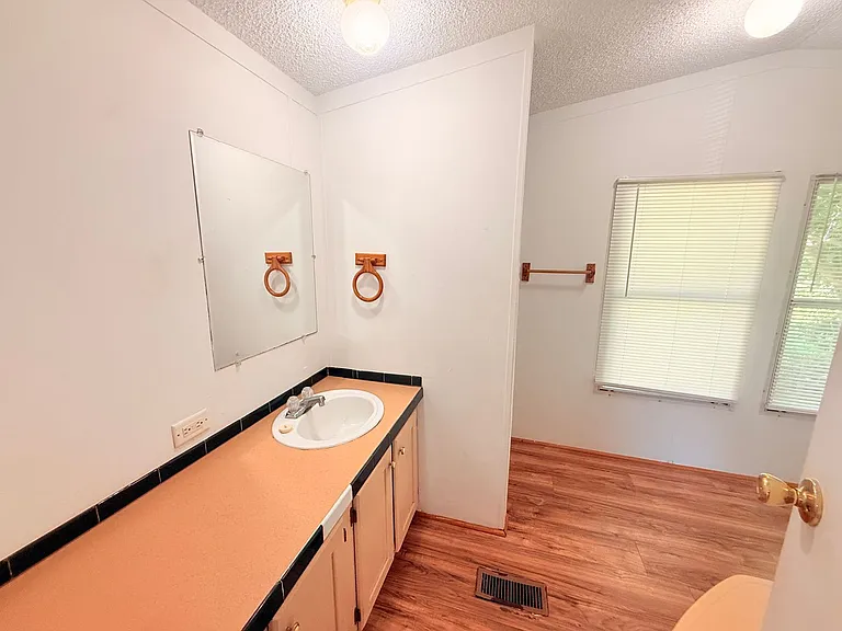 921 Seneca Dr — Photo 9