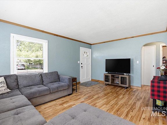 3rd image of 2415 Iowa Ave