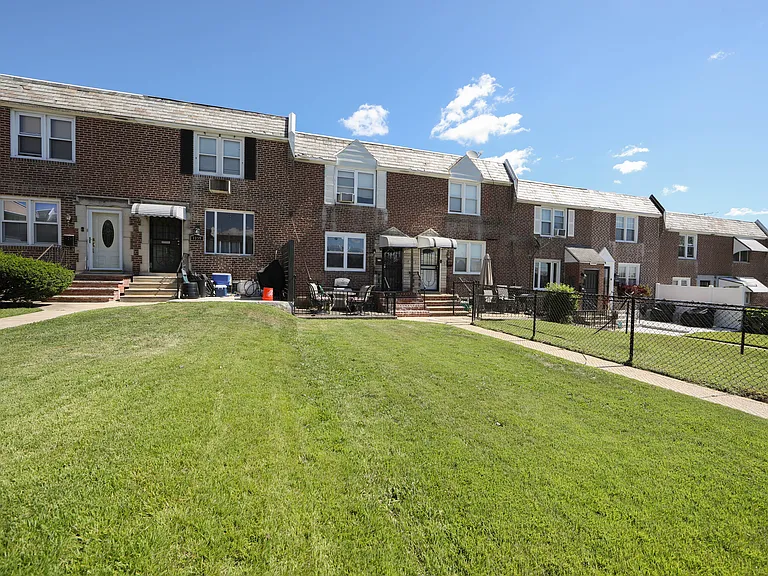 1357 Westbury Dr — Photo 5
