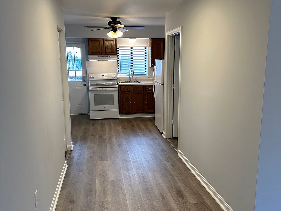 Looking from living room towards kitchen
