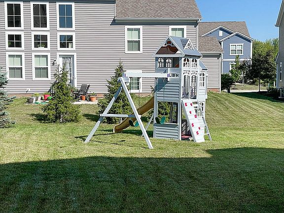 5th image of 7096 Beachwood Way