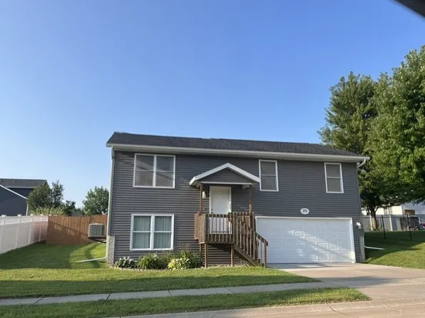 25 W Village Cir, Davenport, IA 52806