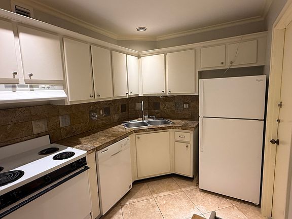 5th image of 136 NE 19th Ct APT 220F