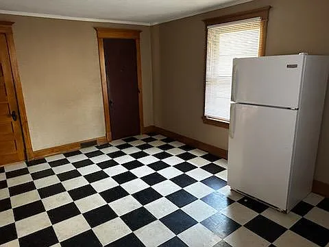 Building Photo - 204 W Locust St #3