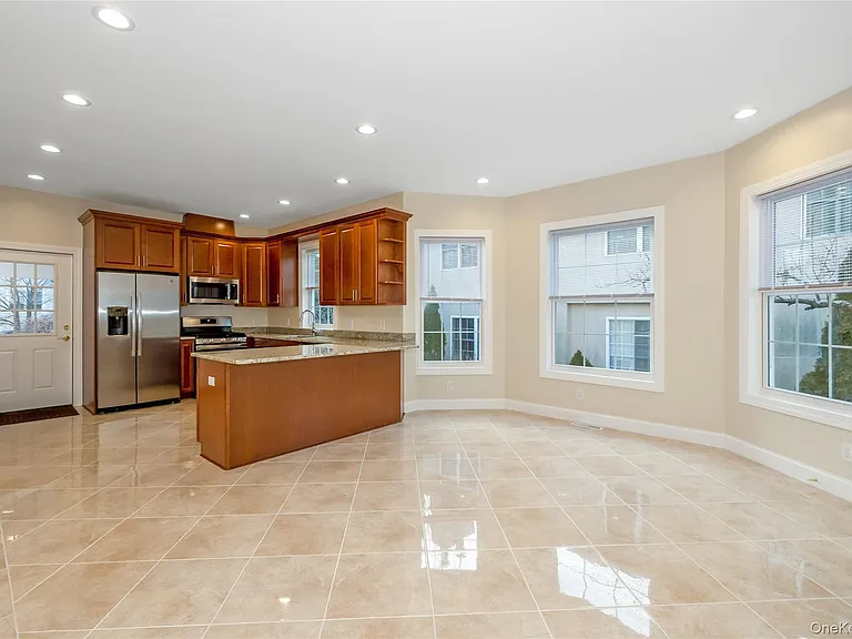 16 Grand Blvd — Photo 8