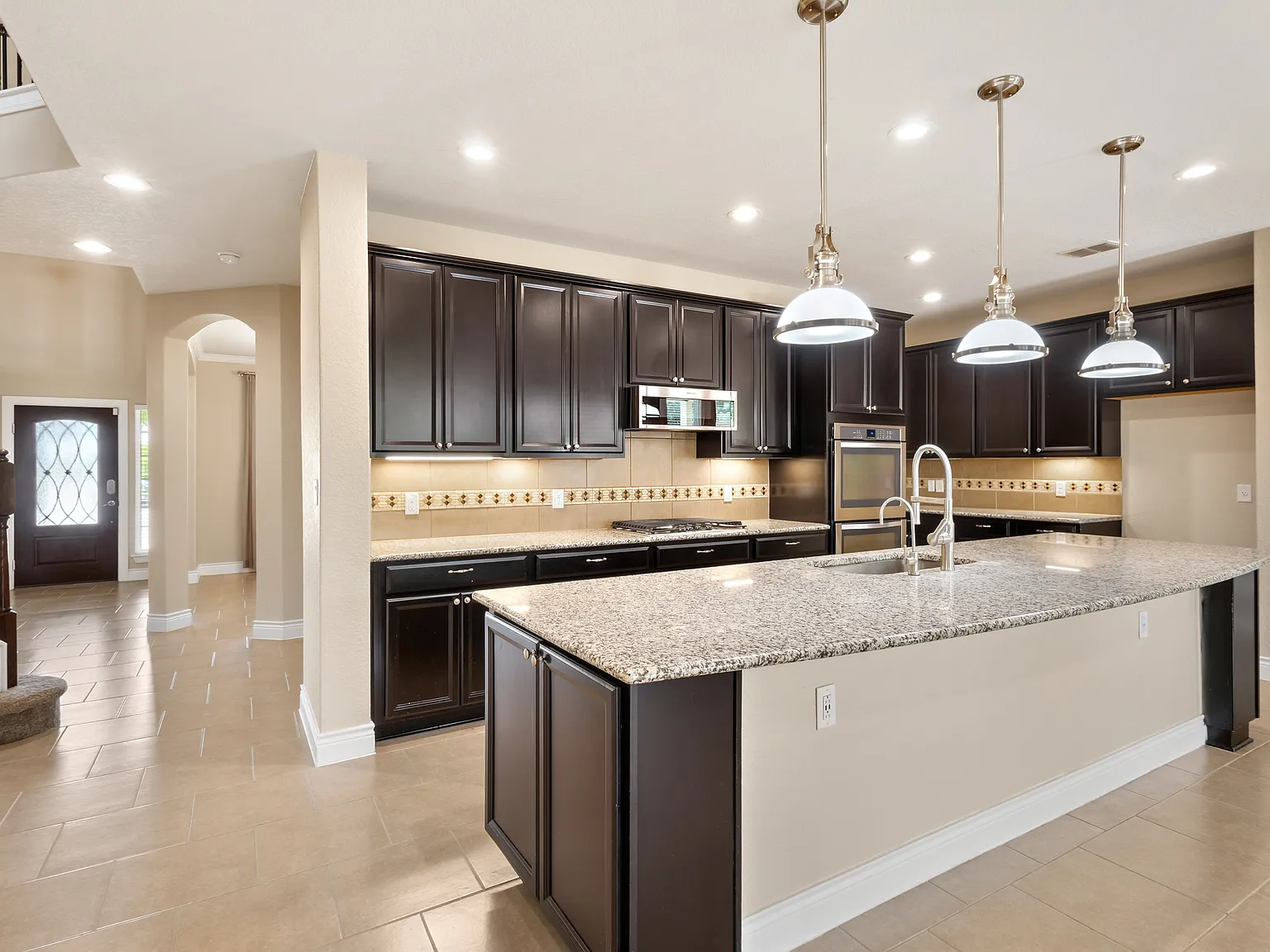 5 bed, 3.5 bath, 3625 sqft, $3,100 — Photo 3