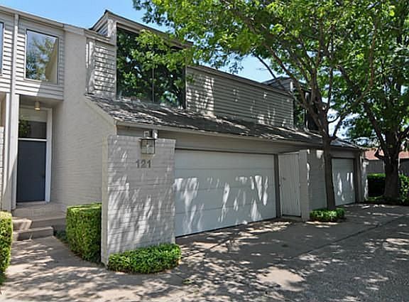 2nd image of 5990 Lindenshire Ln APT 121