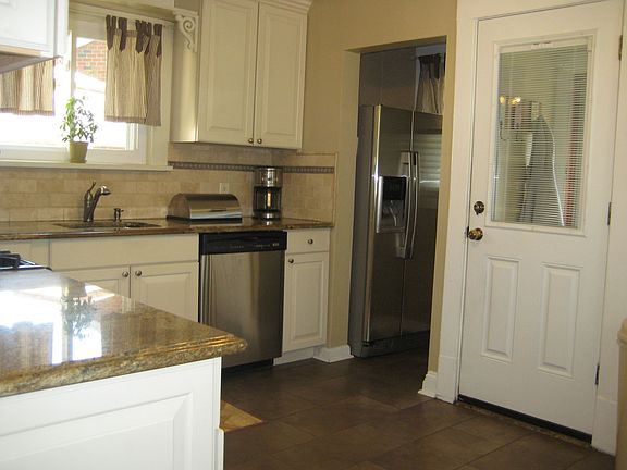 3rd image of 1356 Victory Blvd