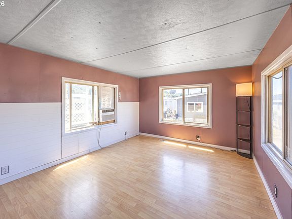2nd image of 2071 NE Stephens St Unit C2