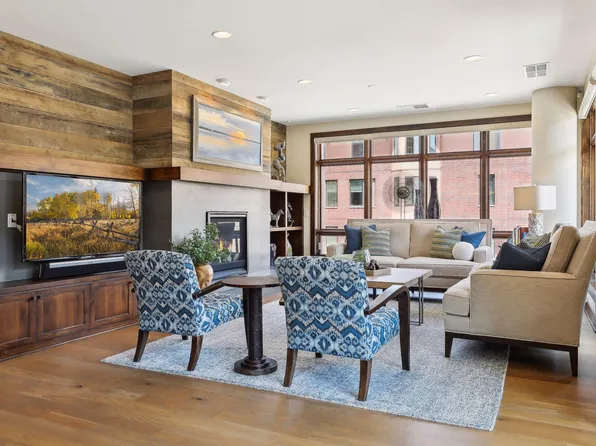 875 Lake St N APT 220, Wayzata, MN 55391