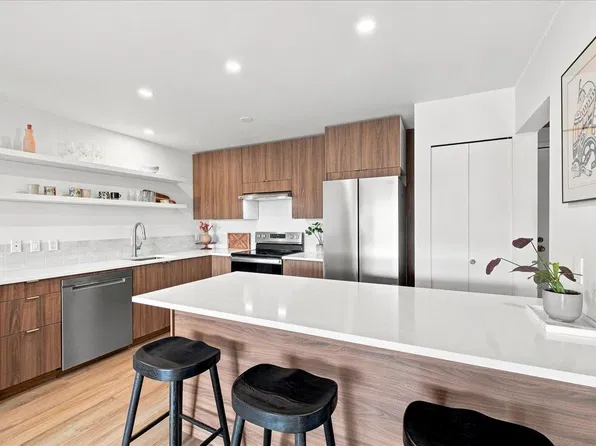 236 W 2nd St #207, North Vancouver, BC V7M 1C6