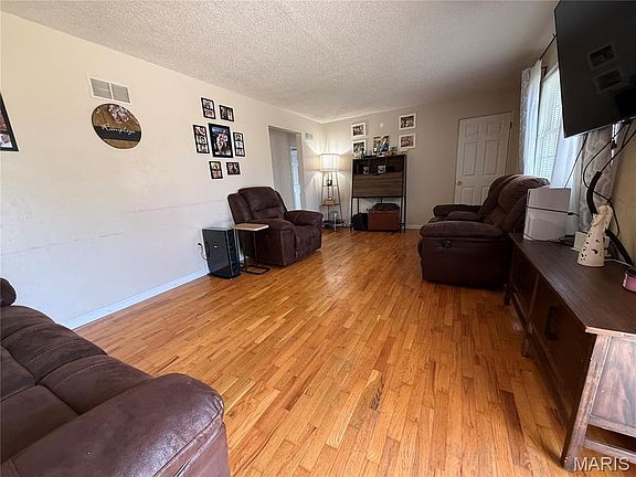 2nd image of 1261 Kingsway Dr