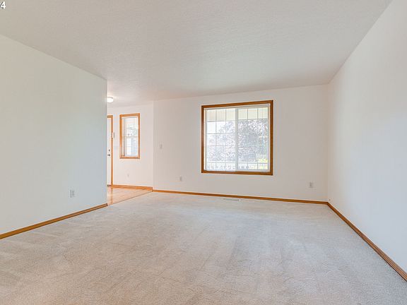 3rd image of 2813 NE 165th Ave