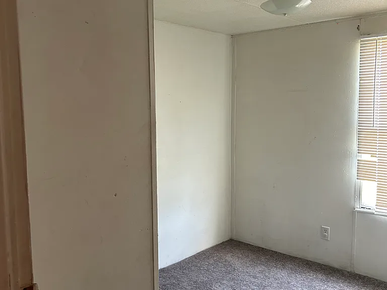 128 Clover Ln — Photo 2