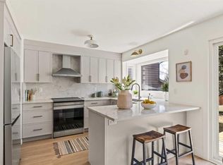 11 NE Coach Manor Rise SW, Calgary, AB T3H1C5