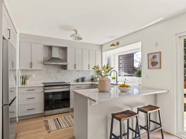 11 NE Coach Manor Rise SW, Calgary, AB T3H 1C5