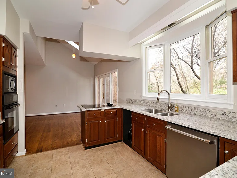 10200 Aspen Willow Dr — Photo 6