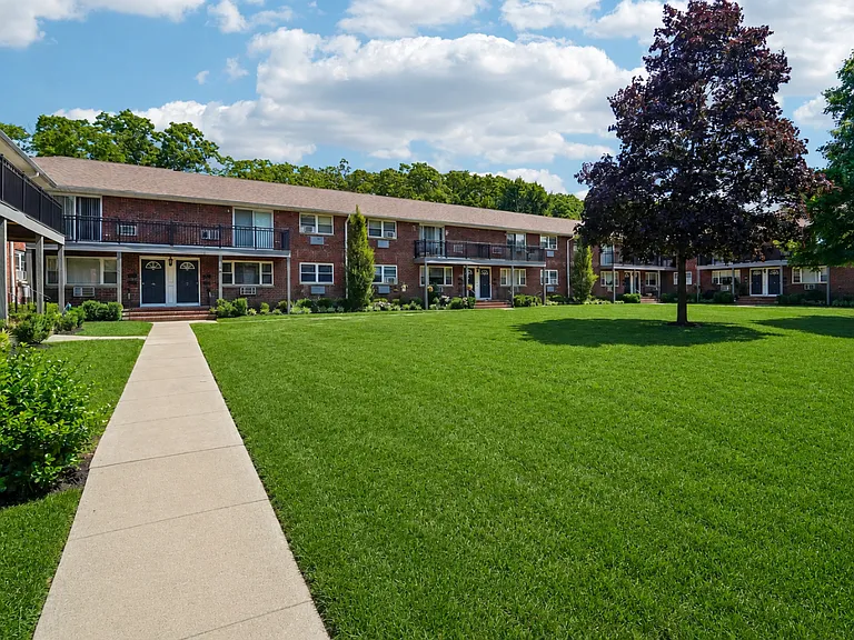 Stratford Apartments — Photo 12