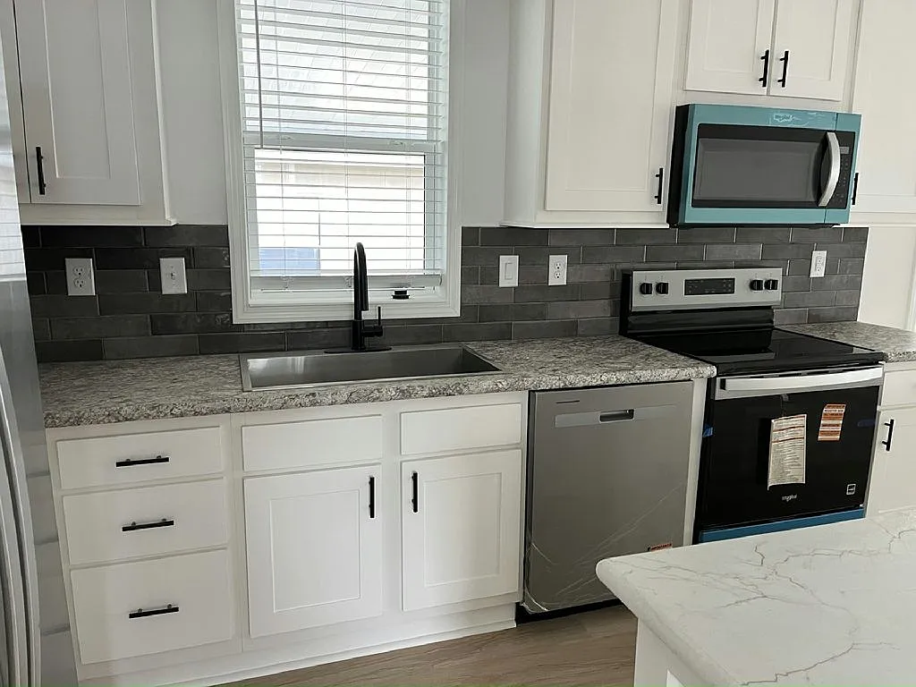 3 bed, 2.0 bath, 1356 sqft, $1,629 — Photo 2