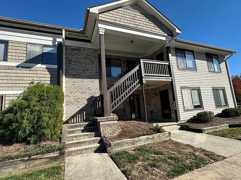 610 English Ct — Photo 1