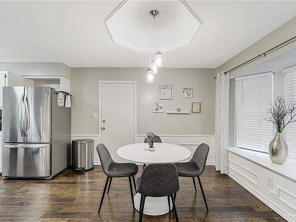 3rd image of 113 W Tulip Ave