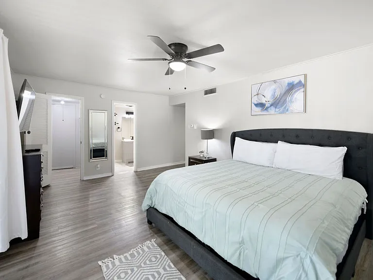 E Avenue J — Photo 14