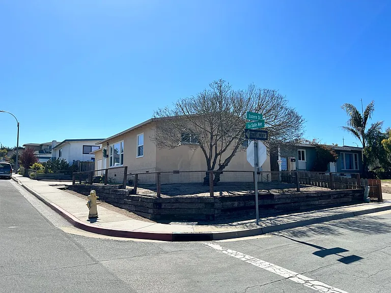 1560 La Salle Ave — Photo 7