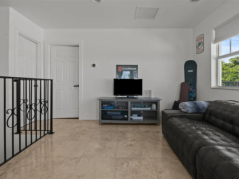 732 NE 15th Ave — Photo 33