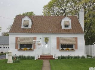 36 Walnut Ave, Patchogue, NY 11772