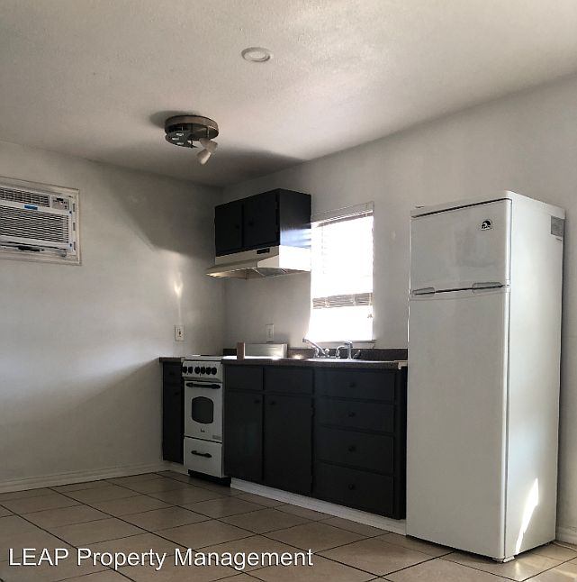2nd image of 617 Woodlawn Ave APT A