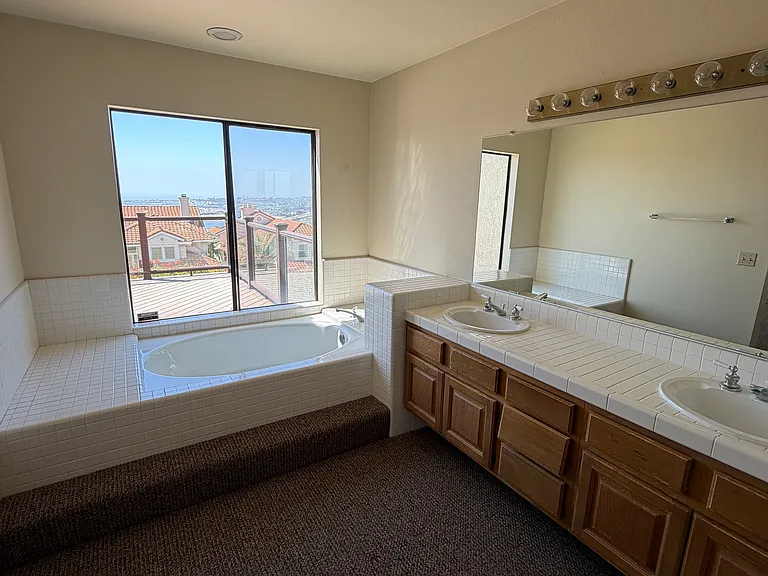 MBR tub with ocean view
