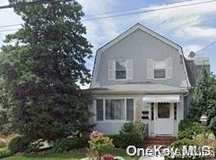 365 Clinton Ave, Cedarhurst, NY 11516