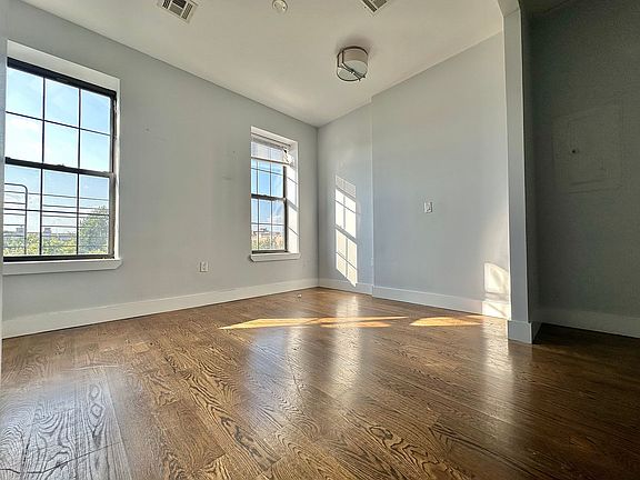 3rd image of 636 Kosciuszko St #3F
