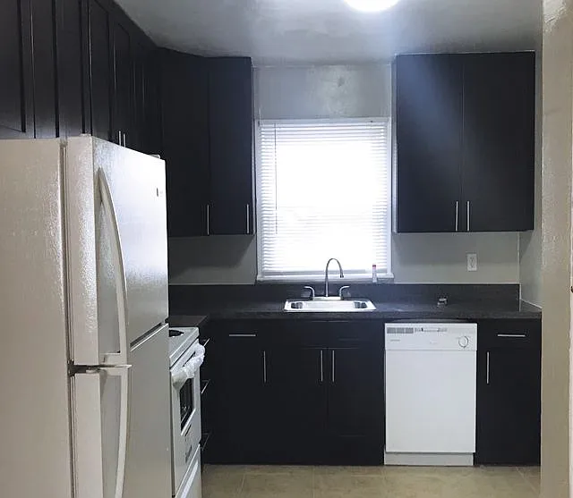 Country Club Apartments — Photo 7
