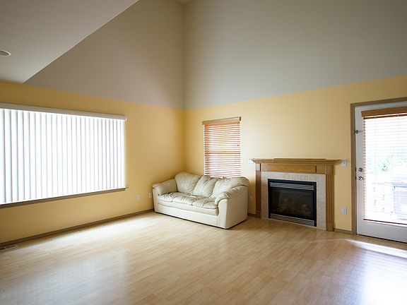5th image of 11024 Meridian Ave S