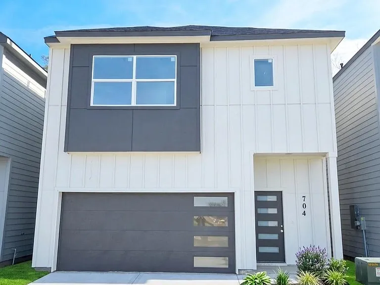 704 Savonna — Photo 1
