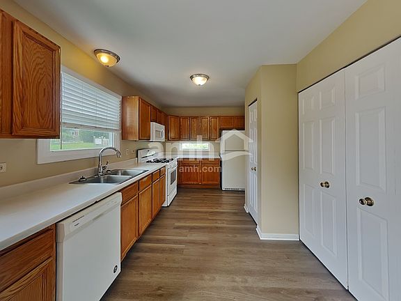 3rd image of 185 E Silver Oaks Dr