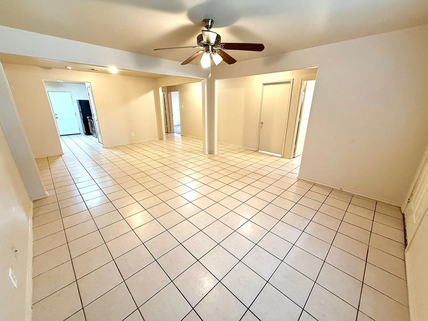 Charming 3-Bedroom, 2-Bath Duplex with a Fenced Backyard & Walk-In Closet! — Photo 2