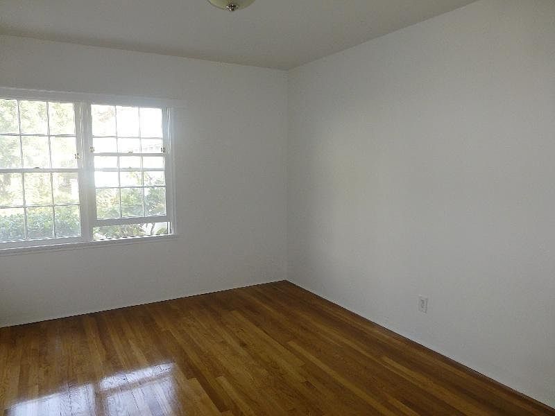2nd image of 818 E Carson St