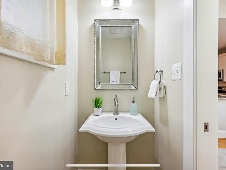 4451 Macarthur Blvd NW — Photo 20