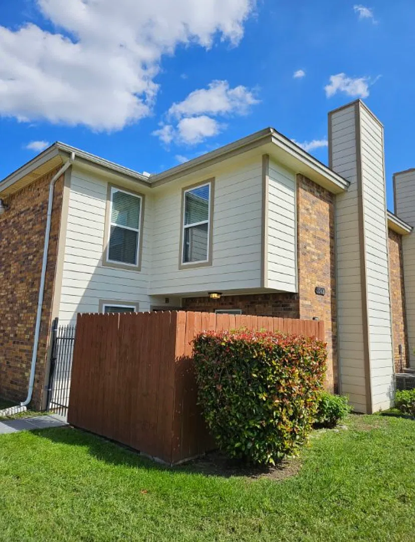 2 bed, 2.5 bath, 1128 sqft, $1,395 — Photo 1