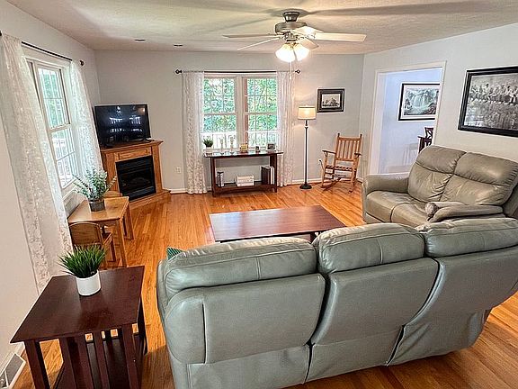 2nd image of 1007 Maple Leaf Ct