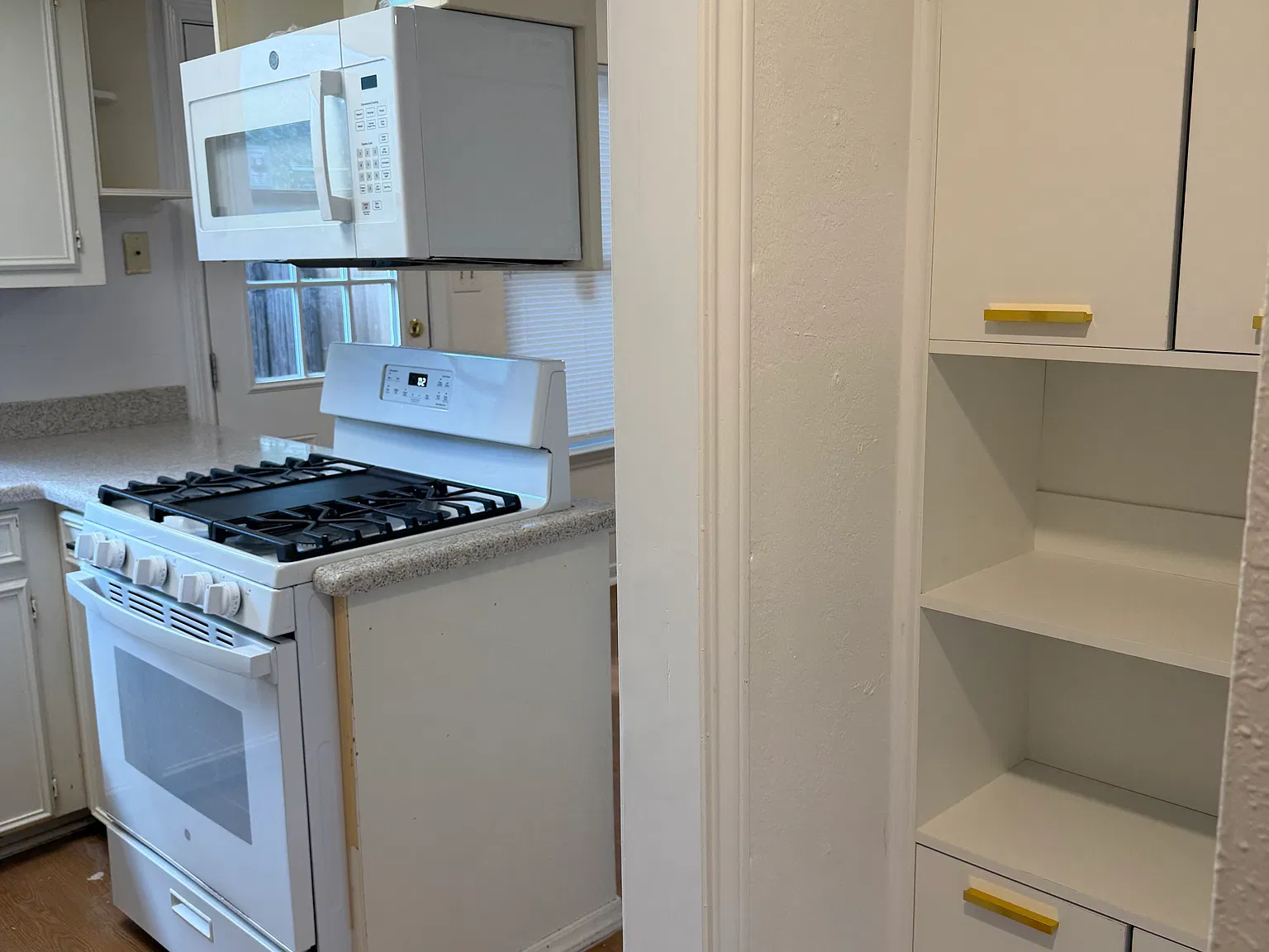 2 bed, 1.5 bath, 917 sqft, $1,800 — Photo 2