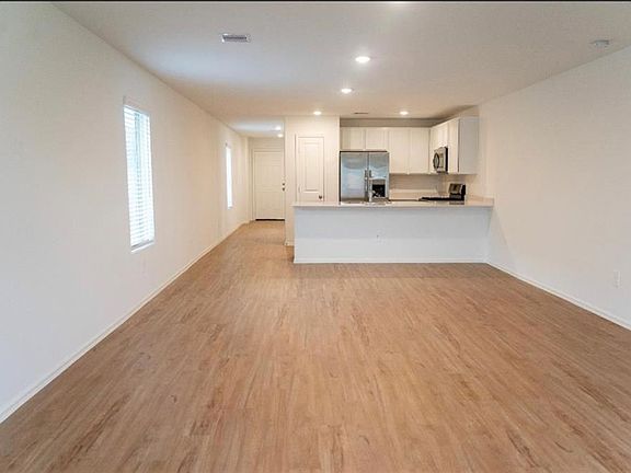 4th image of 1331 Bougainvillea Dr