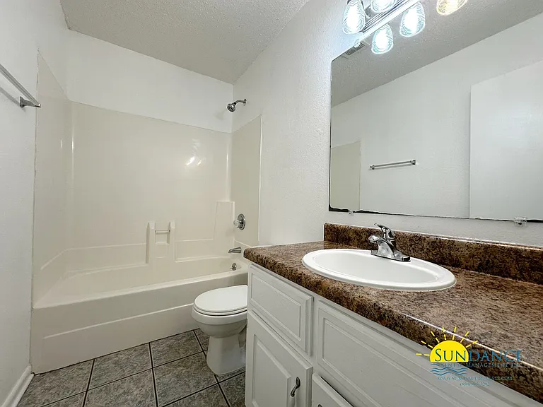 308 Woodrow St E #D — Photo 11