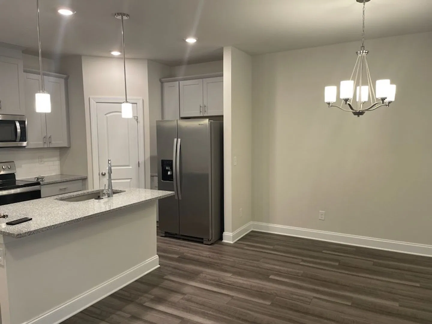 Modern 3-Bedroom Home with an Open Kitchen & Attached Garage — Photo 4