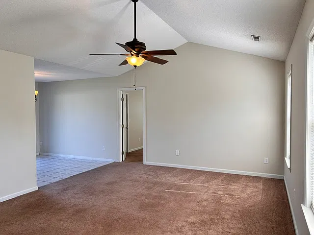 Cul-de-sac Home — Photo 2